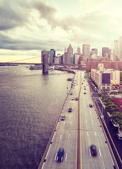Straße und Skyline von New York City im Sonnenuntergang