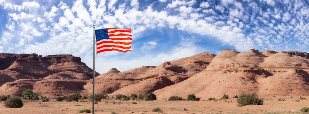 Amerikanische Flagge vor einer bergigen Landschaft